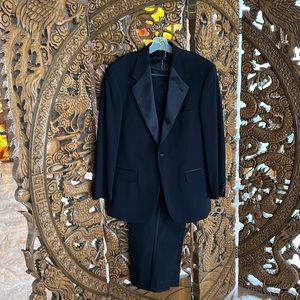 Classic Bill Blass single breasted black tuxedo, double pleat pants. Size 35R.